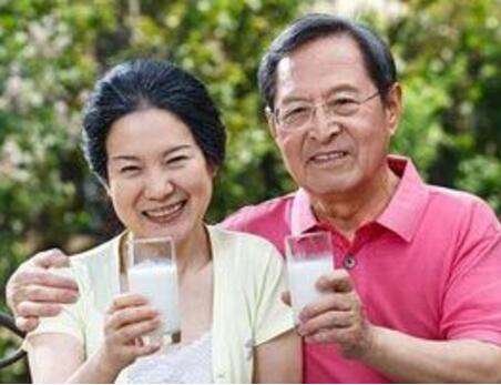 想给爸妈买奶粉?中老年人喝什么牌子羊奶粉最