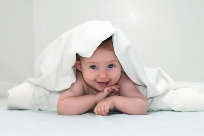初生婴儿一般多久喂一次奶粉？