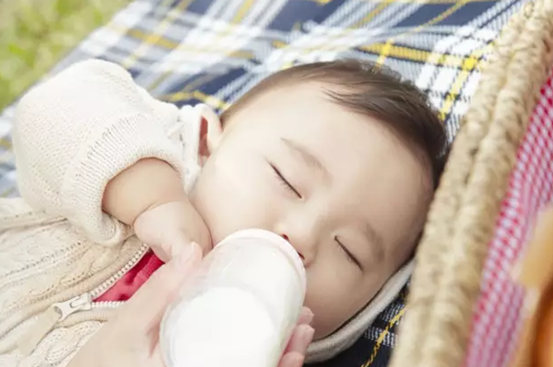 宝宝躺着喝奶粉好吗？