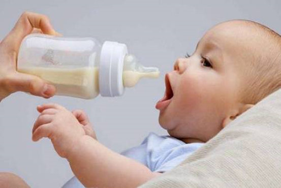 新生儿喝奶粉时间段