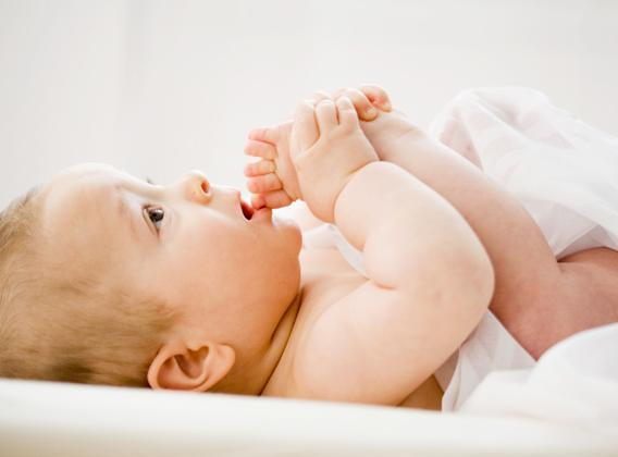 初生婴儿多久吃一次奶粉？